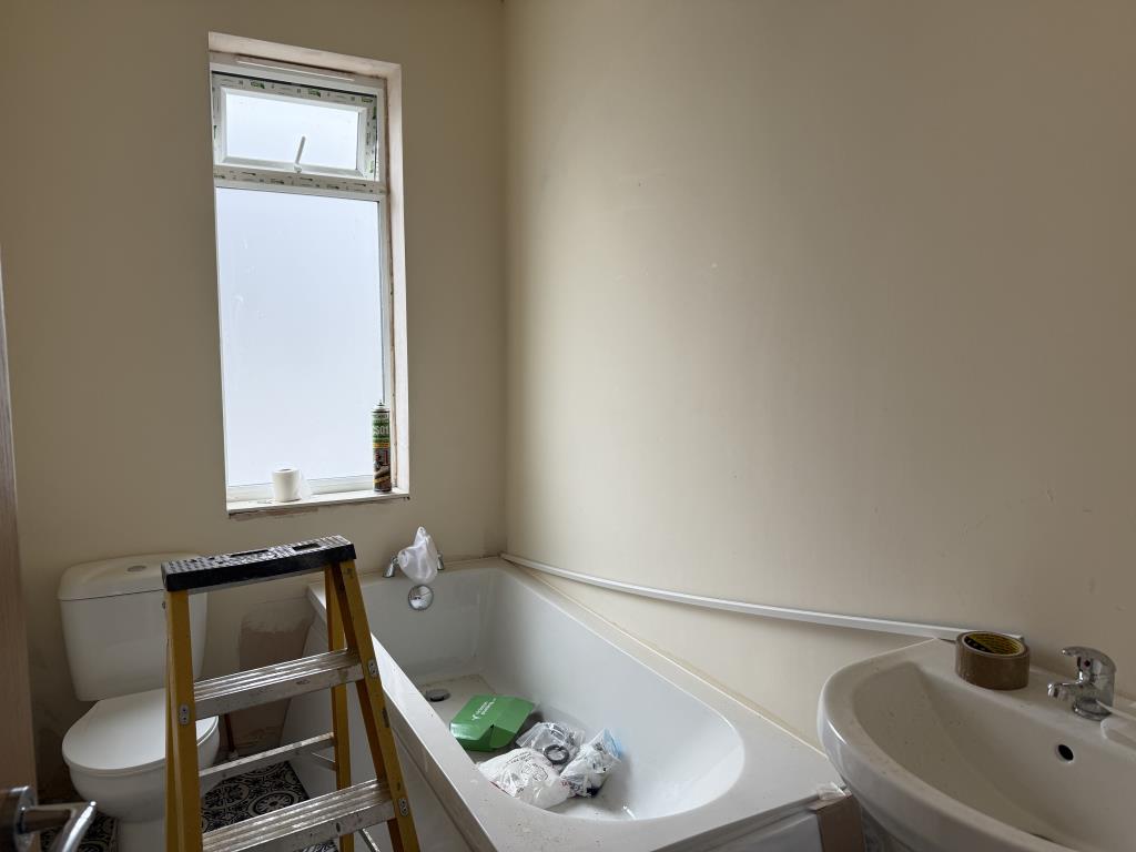 Lot: 58 - FREEHOLD TAKEAWAY UNIT WITH TWO-BEDROOM LIVING ACCOMMODATION - Bathroom with white suite